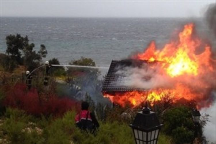 Ali Ağaoğlu’nun Avşa’daki Villası Yandı!