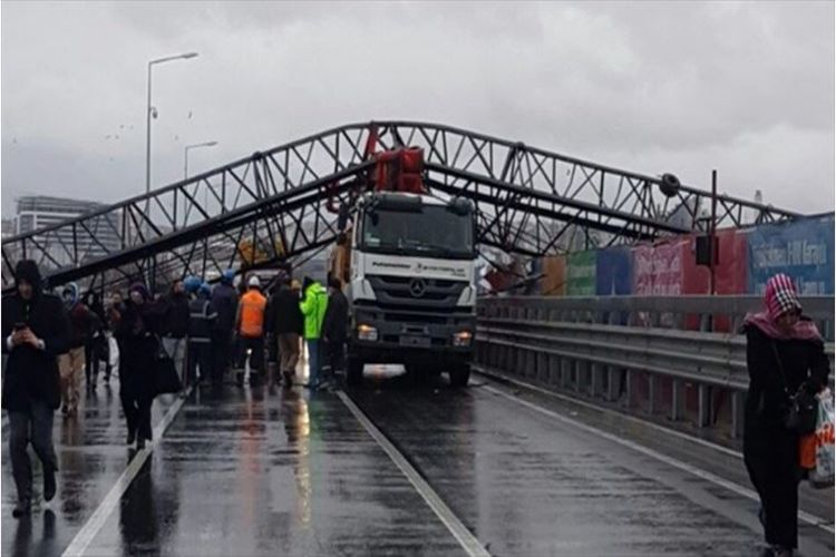 İstanbul E-5’de vinç devrildi