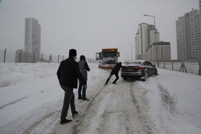 Gölbaşı Belediyesi karla mücadele ekipleri, 24 saat kesintisiz çalışıyor.