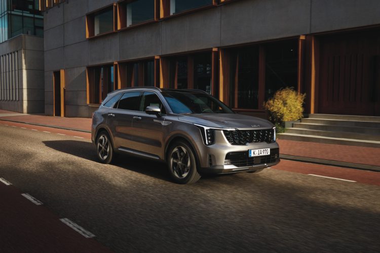 Efsane Kia Sorento yenilenen yüzüyle Türkiye’de!